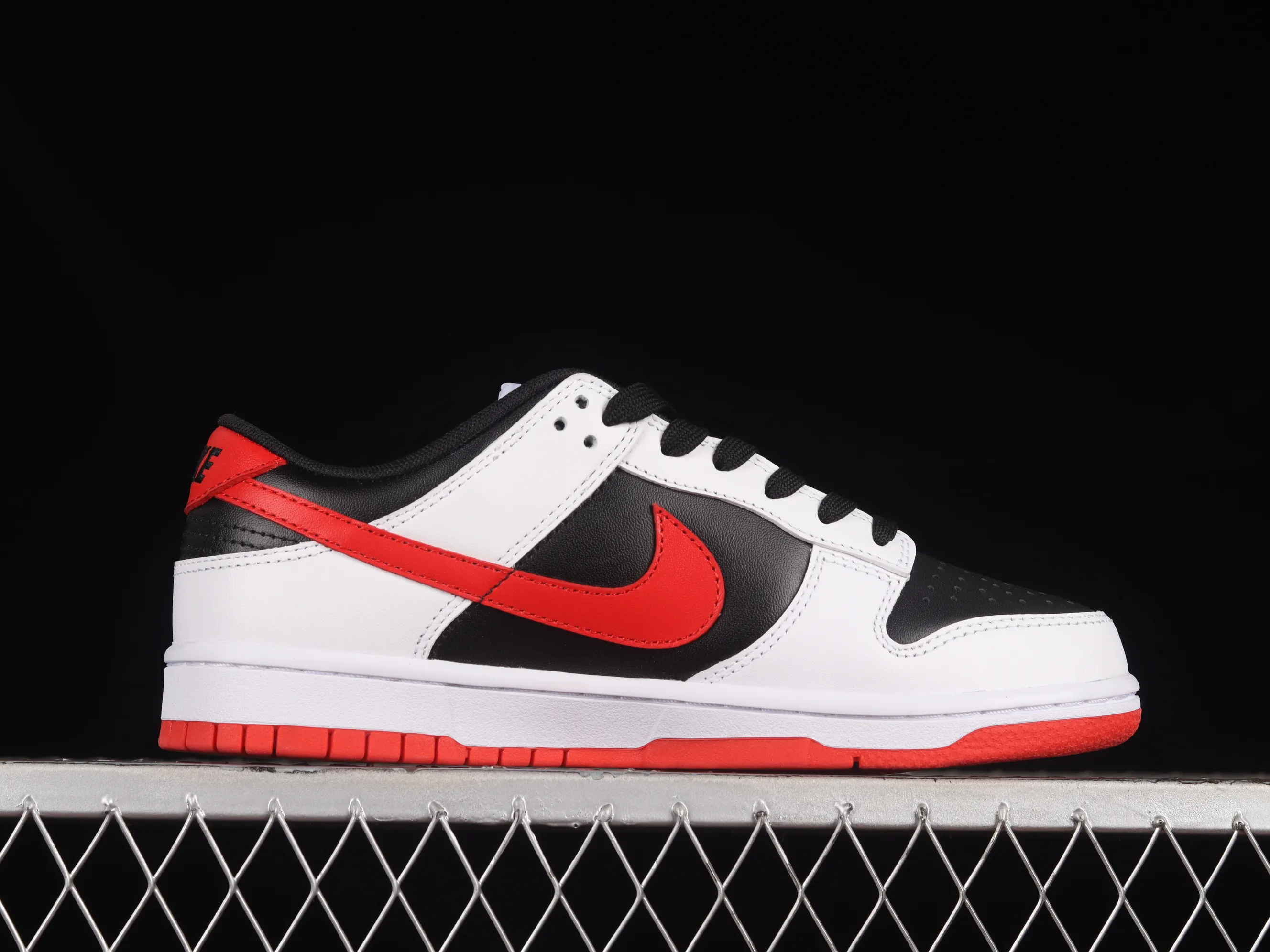 All categories Nk SB Dunk series Nk SB Dunk Low low-top sneakers Nk Dunk Low white, black and red color matching SB low-top sports and leisure sneakers FD9762-061